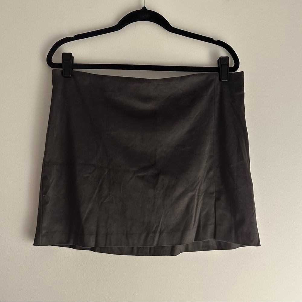 NWT Abbeline Faux Suede Mini Skirt in Gray, size: L